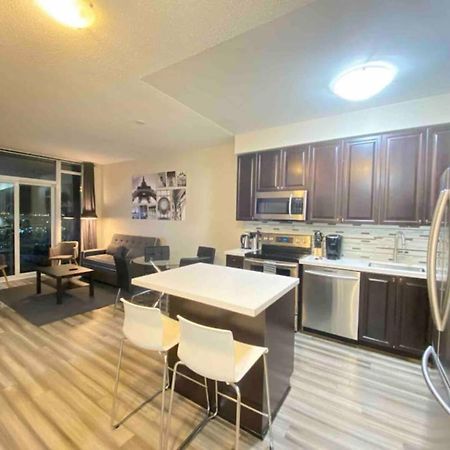 Luxurious 1 Bedroom Den, 1 Bath Condo Square One Mississauga Dış mekan fotoğraf
