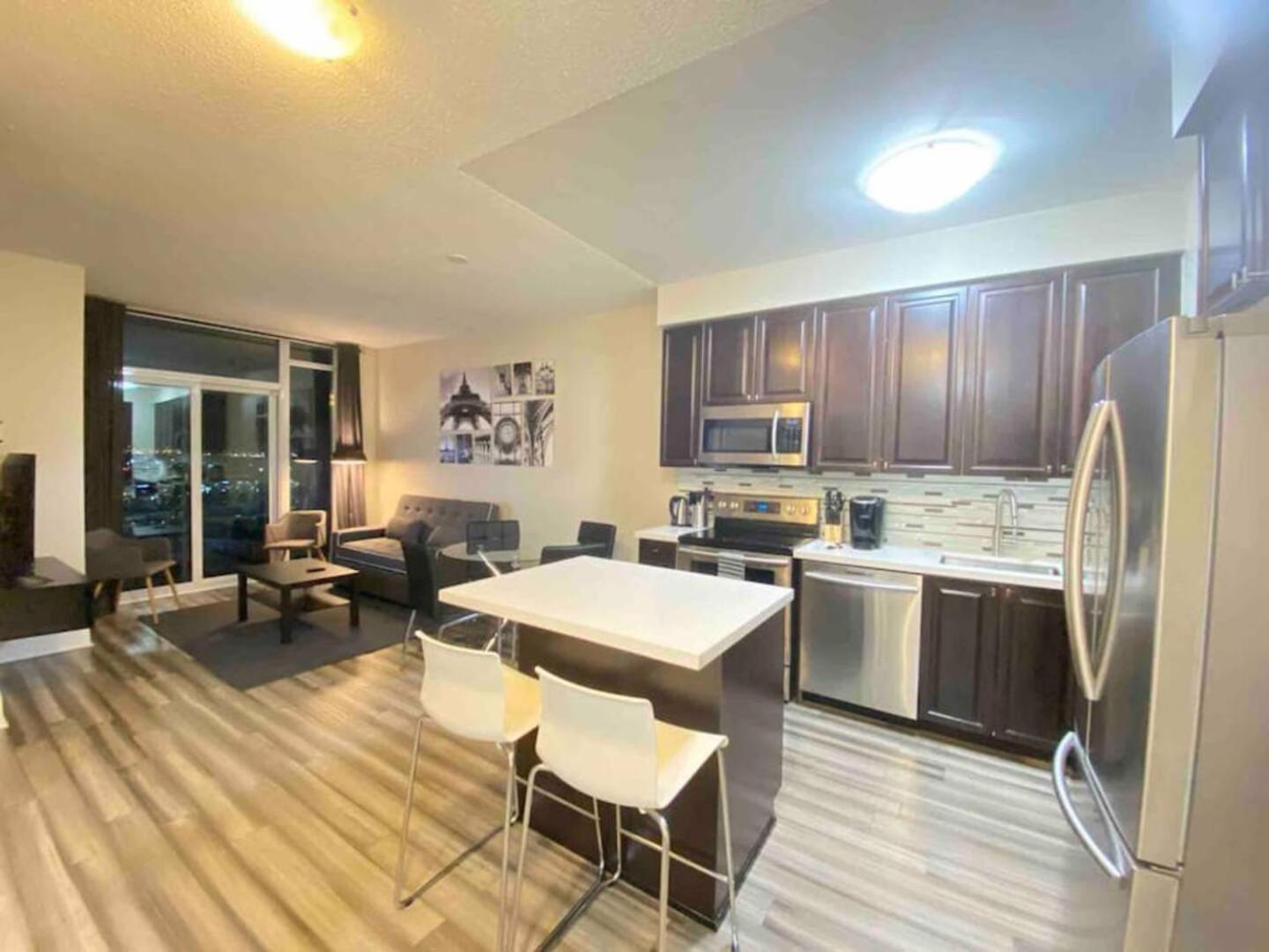 Luxurious 1 Bedroom Den, 1 Bath Condo Square One Mississauga Dış mekan fotoğraf